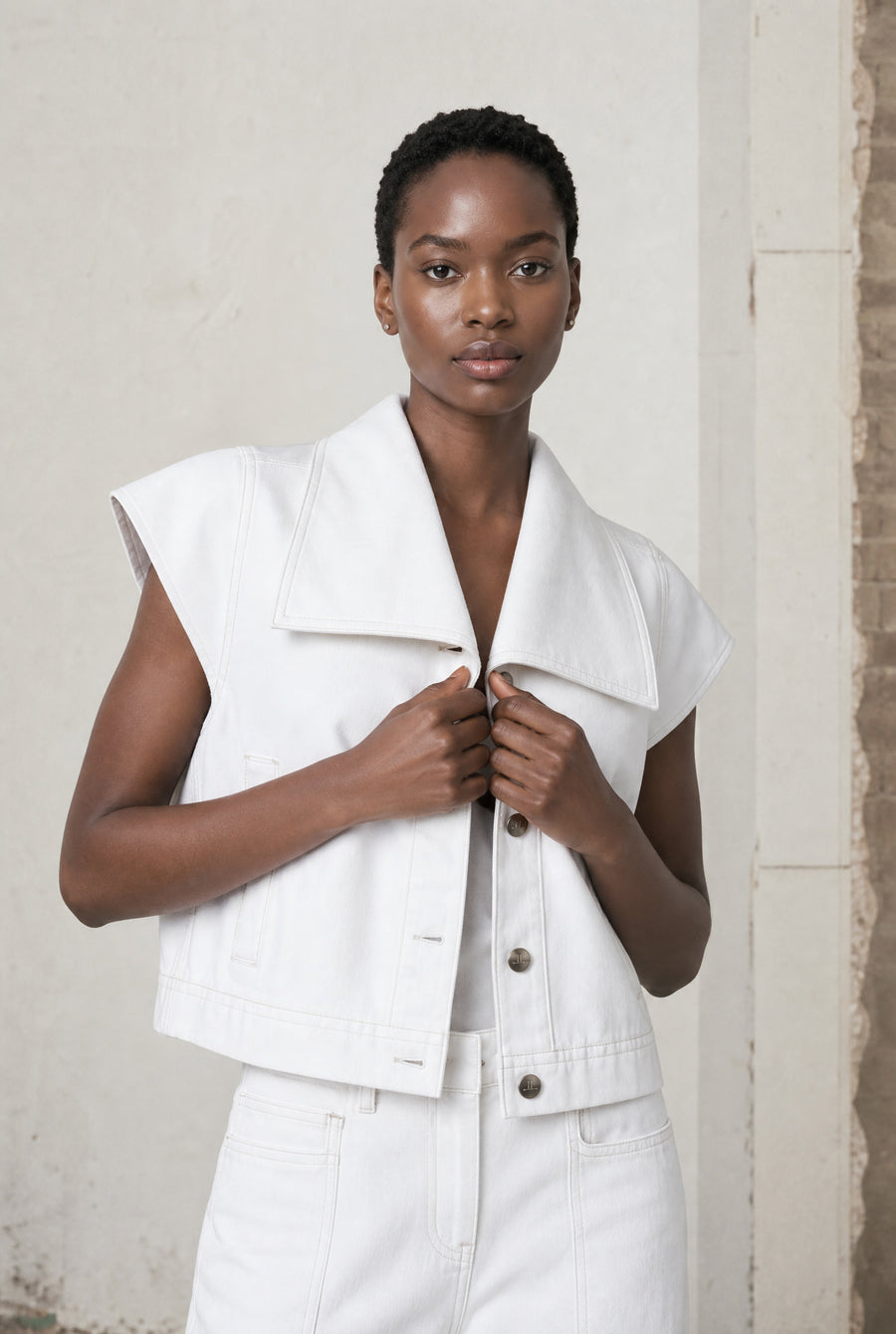 Martinez jeans white vest