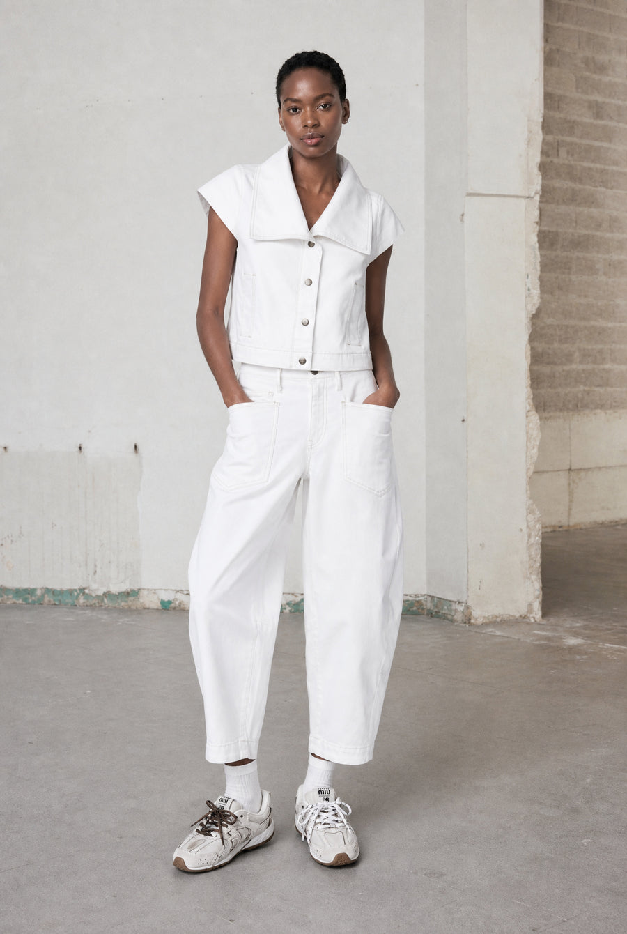 Martinez jeans white vest