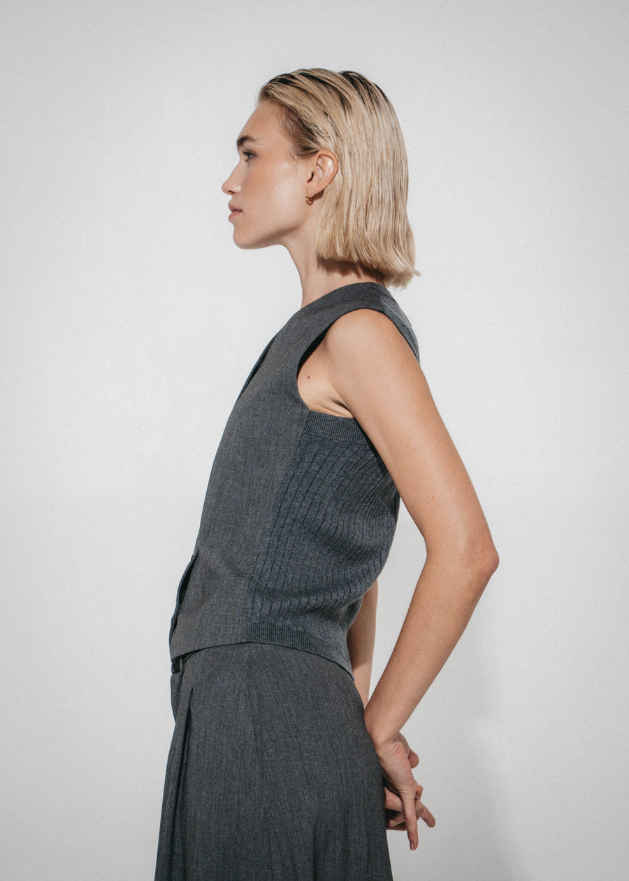 Oda back knitted viscose vest